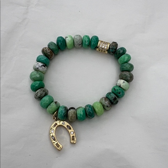 Jewelry - Chic Green Beaded Bracelet with Gold Horseshoe Charm